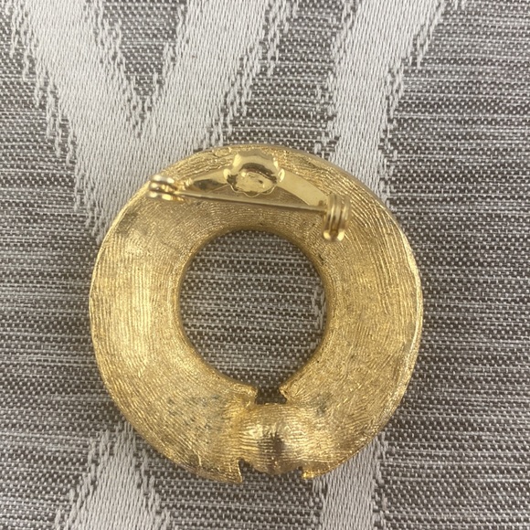 Pearl Brooch Gold Tone Circle Loop with Pearl - Picture 2 of 2